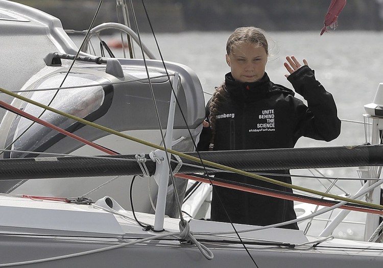 Greta Thunbergová štrajkuje na jachte s veľkou vlnou v pozadí