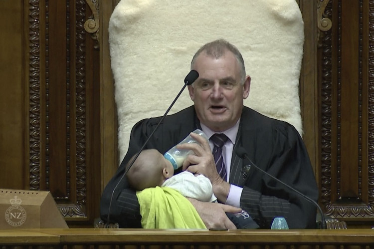 Predseda parlamentu viedol zasadnutie so šesťtýždňovým bábätkom