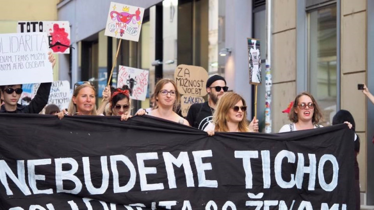 Ženy budú za svoje práva protestovať s varechami, metlami a hrncami