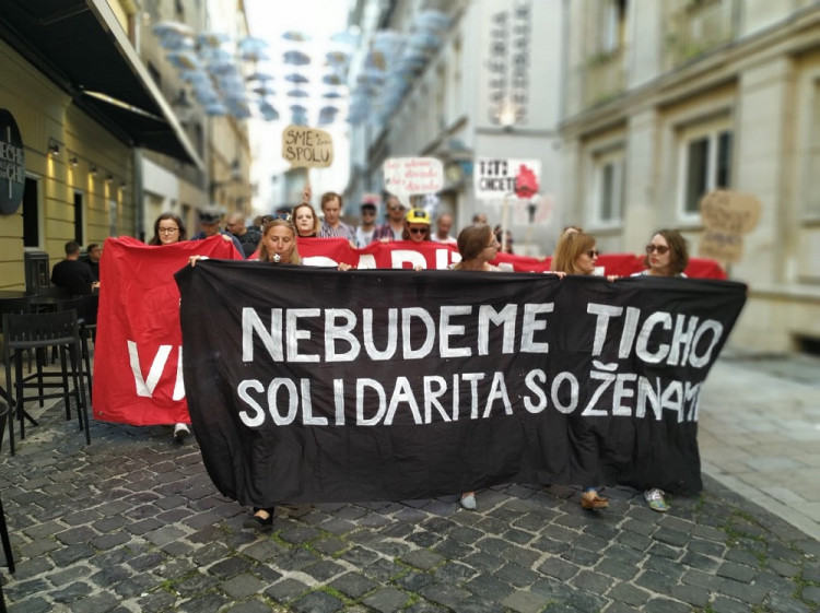 Ženy a muži protestovali v Bratislave proti sprísneniu interrupcií