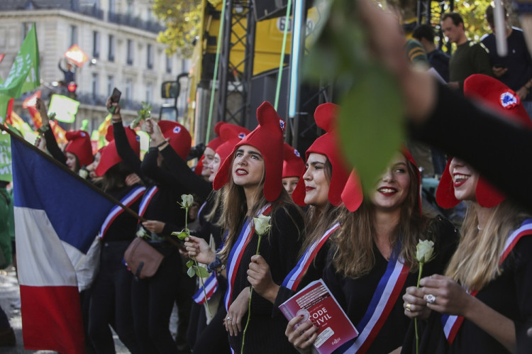 Francúzi chcú lesbám a slobodným mamám povoliť umelé oplodnenie, v Paríži protestovali