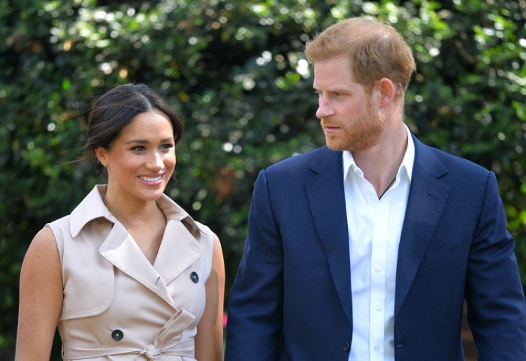 Meghan a Harry prekvapili svet, vzdajú sa svojich kráľovských rolí