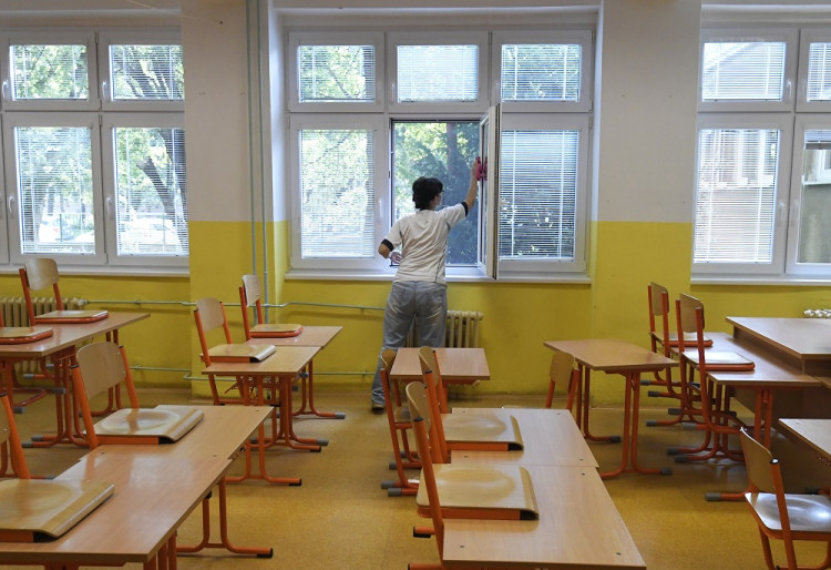 Riaditeľka školy zorganizovala pre deti cvičný teroristický útok. Prepustili ju