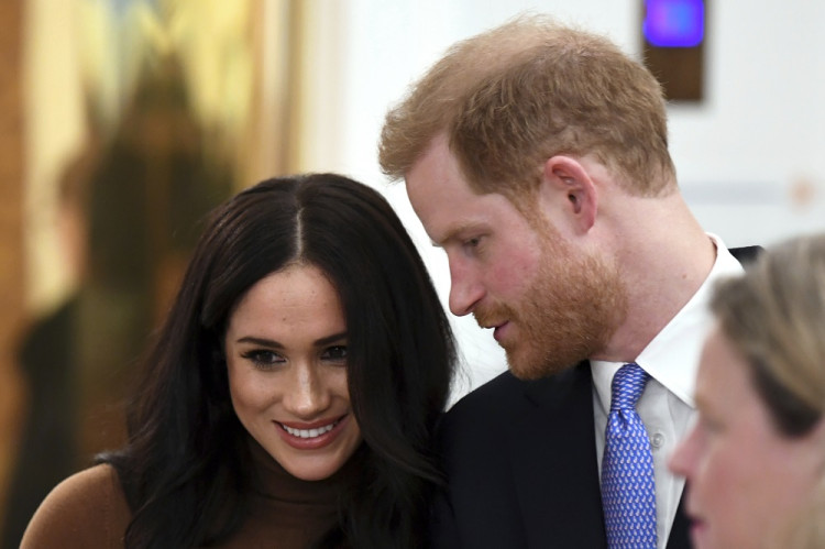 Princ Harry a vojvodkyňa Meghan odstupujú z kráľovskej rodiny