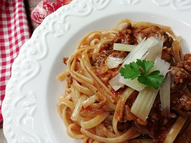 Výborné špagety s omáčkou z mletého mäsa a paradajok, rýchly RECEPT