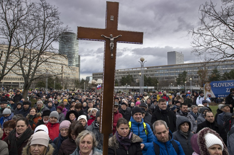 Vrcholí kampaň, a aj príčetní ľudia sú v pomätení mysle