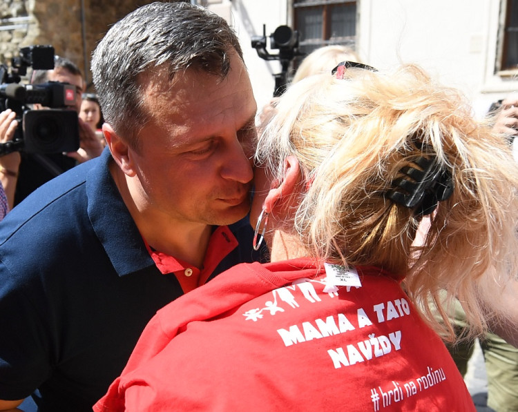 VOĽBY 2020: SNS zaujímajú iba matky. Danko ženy často uráža