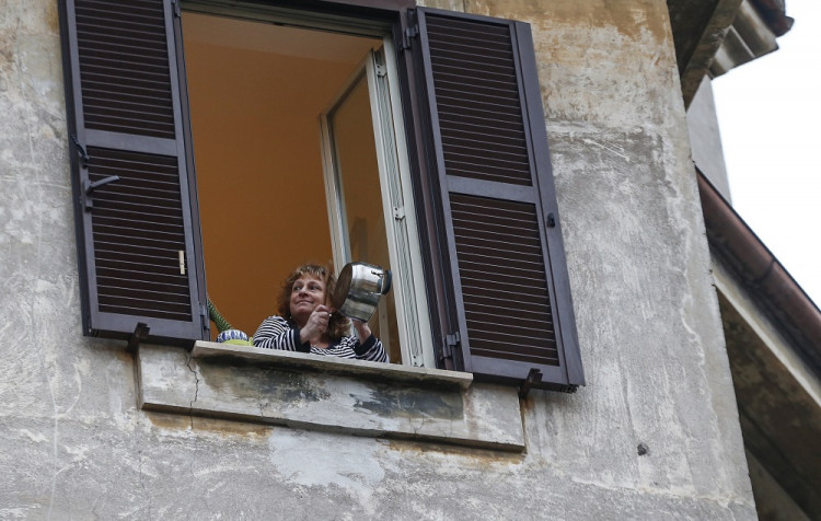 Taliani spievajú na balkónoch - proti koronavírusu