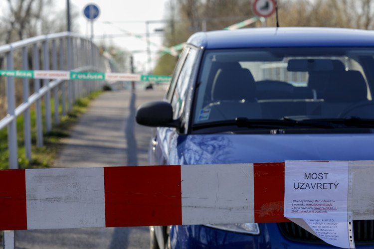 Zatvára sa všetko okrem potravín, lekární, drogérií, bánk či pôšt. Nakazených je viac ako 60 ľudí