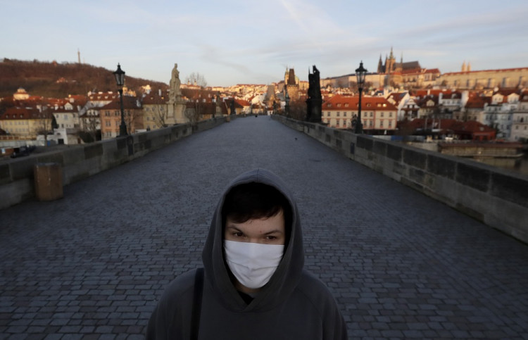V Česku sa prví traja ľudia vyliečili z koronavírusu