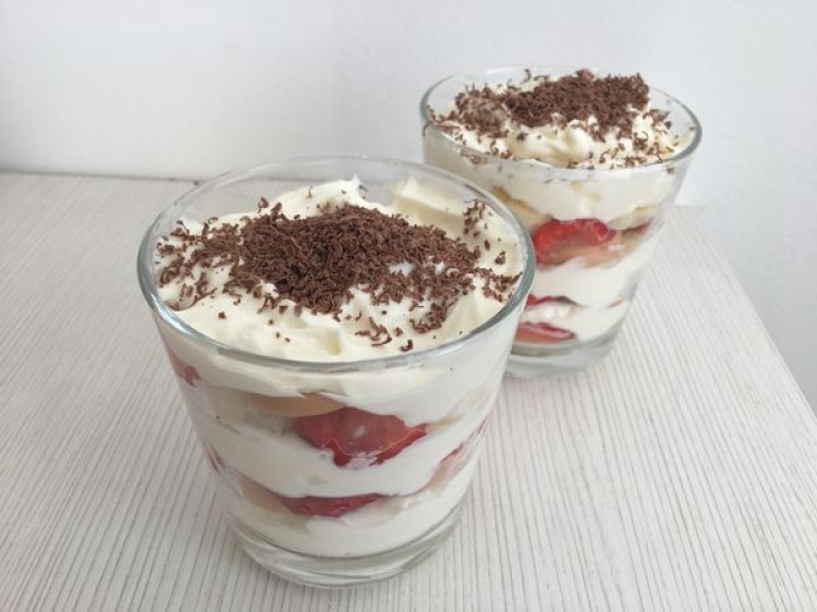 Najlepší dezert s mascarpone, banánom a jahodami, rýchly a jednoduchý recept