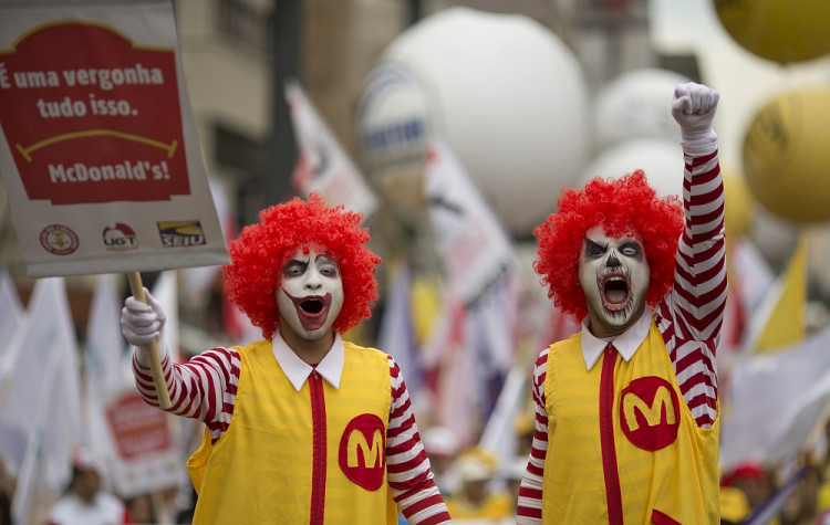 McDonald's čelí sťažnosti za systematické sexuálne obťažovanie pracovníkov