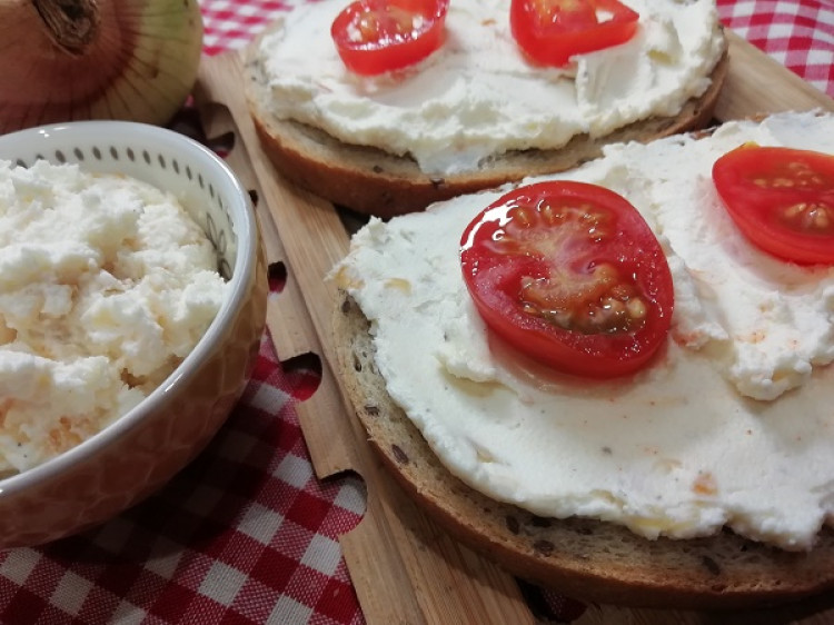 Najlepšia pomazánka s opraženou cibuľou, lacný RECEPT