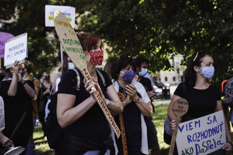 Namiesto pochodu sa dnes budú na protest zbierať pred parlamentom varechy