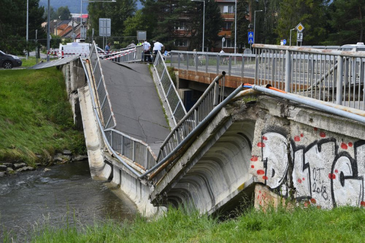 Spišská Nová Ves je v pozore: So zrúteným mostom pre chodcov spadla aj žena