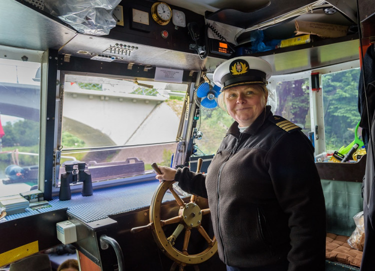 Na unikátnom Elblaskom kanáli vedie lode jediná žena - kapitánka Dorota Rojewska