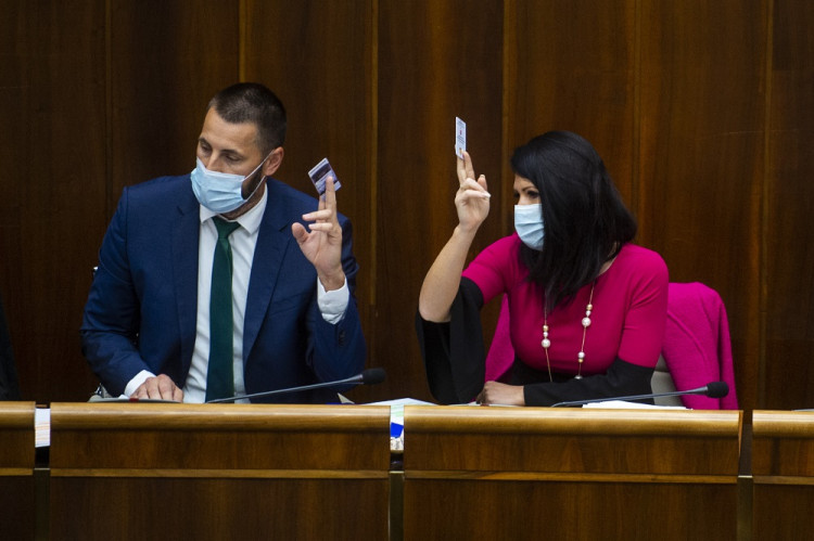 O interrupciách parlament nedokázal hlasovať. Odložili to na október