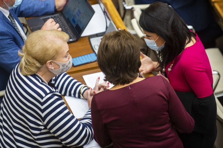 Hanbím sa za debatu v parlamente