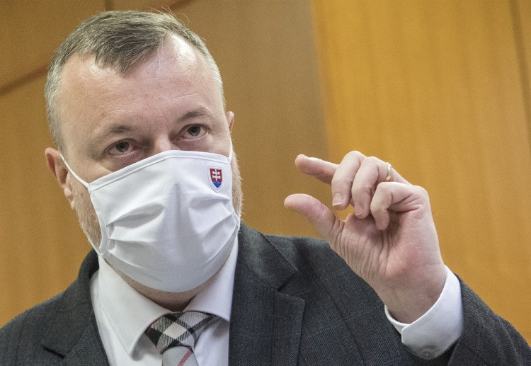 Minister práce Krajniak nevidí nič zlé na tom, že ženy upratujú po mužoch