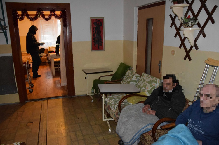 Seniori v domove žili v zime a v špine, trpeli hladom