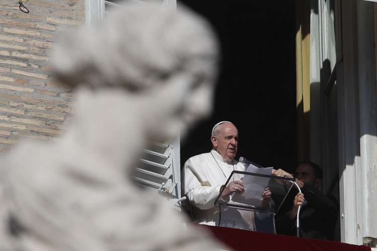 Pápež František zoficiálnil laickú službu žien pri oltári