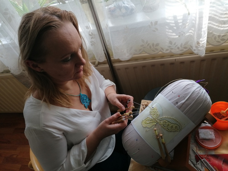 Andrea Kanoczová oblieka kraslice do paličkovanej čipky. A nielen tie (FOTOGALÉRIA)