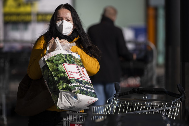 Respirátory v nemocniciach či lekárňach od dnes nie sú povinné