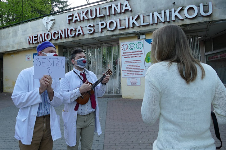 Medzinárodný deň sestier: zdravotní klauni, koláž fotografií a káva