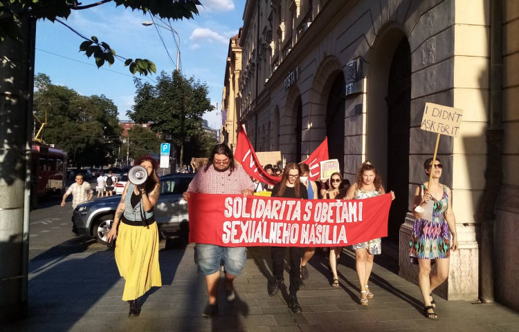 Katarína Danová na proteste v Bratislave: Ak pomôžeme len jednej žene, má to zmysel