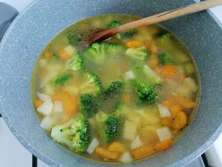 Tajomstvo brokolicovej polievky je v kombinácií zeleniny, tu je recept