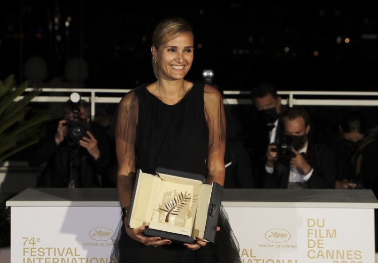 Film Titane od francúzskej režisérky získal Zlatú palmu v Cannes