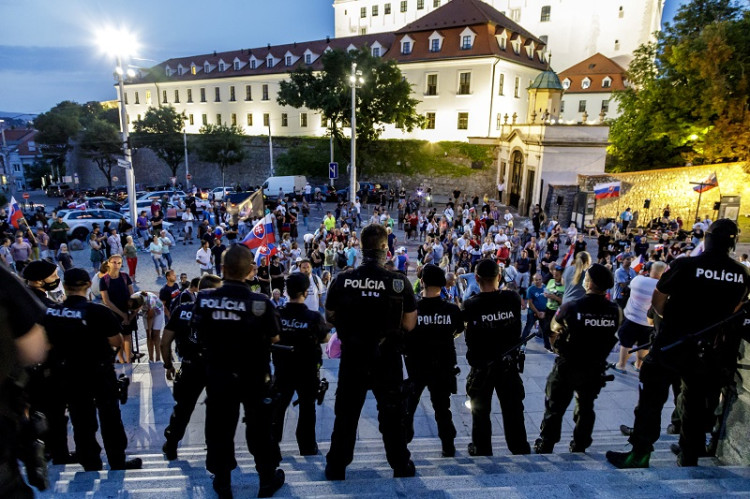 Tí zmätení agresívci pred parlamentom nereprezentujú nikoho