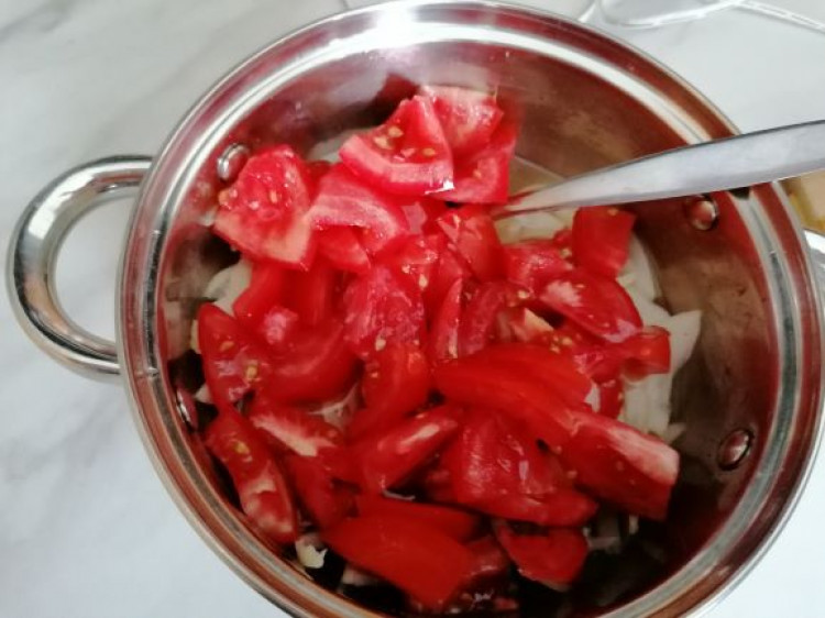 Najlepší prílohový šalát od babičky, tradičný recept na paradajkový šalát