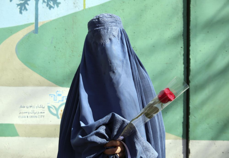 Čakajú ich burky a šľahanie bičom? Afganské ženy a dievčatá sa desia vlády Talibanu