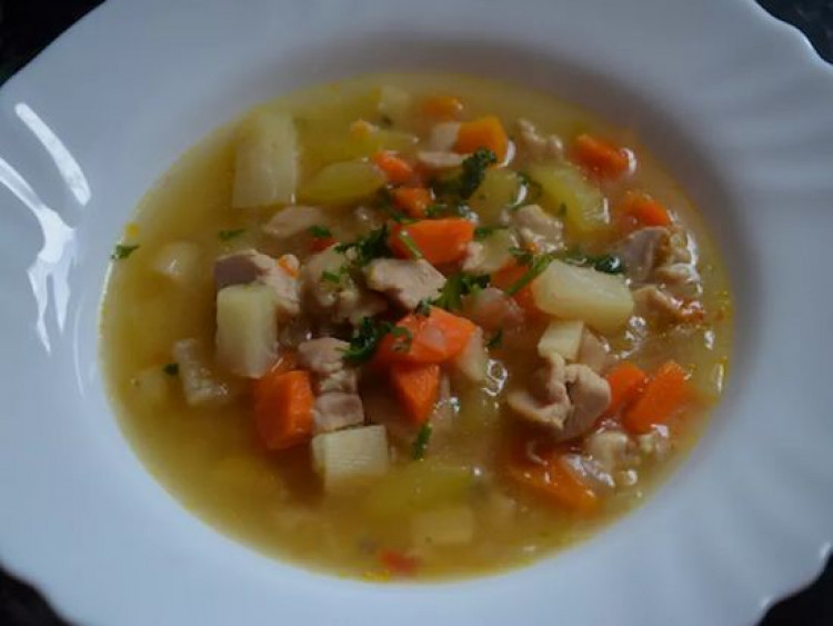 Výborná polievka z kuracieho mäsa, tradičný recept pri prechladnutí