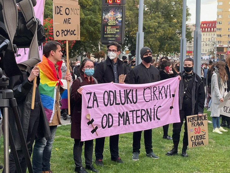 Stovky žien a mužov pochodovali za reprodukčné práva žien v Bratislave aj v Prahe