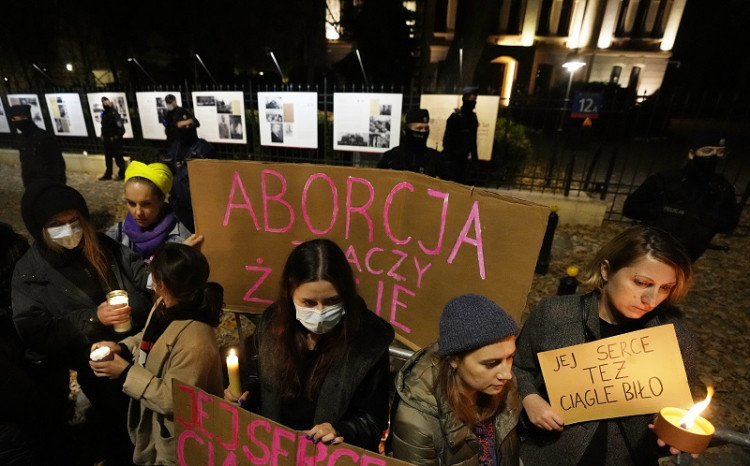 Zomrela tehotná žena, ktorej neurobili potrat. Poľsko chystá protesty