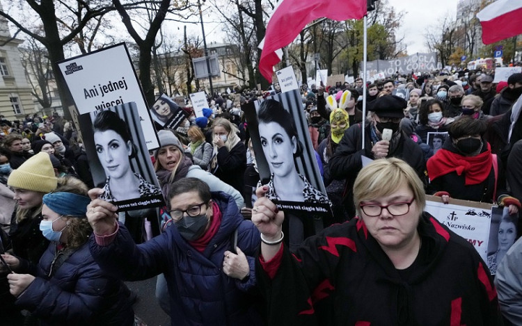 Poľské úrady potvrdili, že interrupcie sú zákonné, ak je ohrozený život ženy