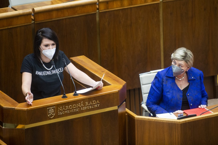 Pozmeňujúci návrh Záborskej ohrozí ženy: povinné čakacie doby by platili aj pri ohrození života