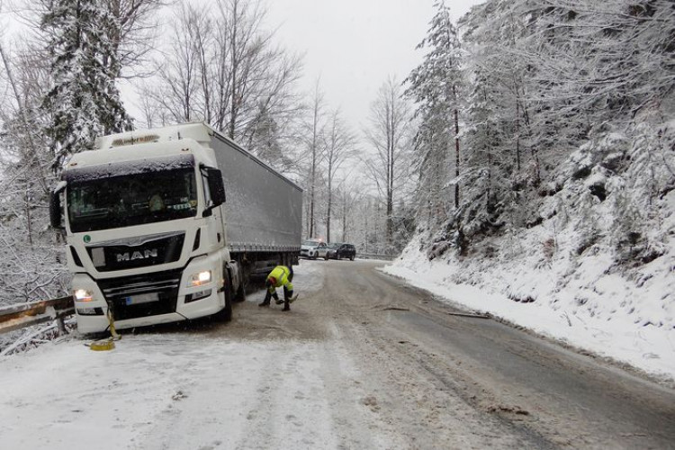 Na severe Slovenska husto sneží, Donovaly zatvorili