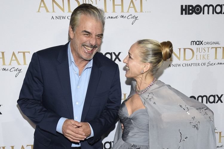 Chris Noth alias Pán Božský mal sexuálne zneužiť tri ženy