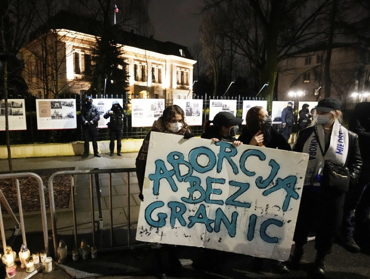 V Poľsku zomrela tehotná matka troch detí. Neurobili jej potrat