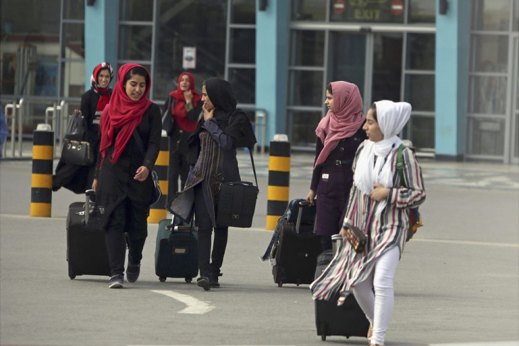 Taliban zakázal ženám lietať bez mužov
