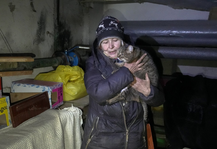 Mama a dcéra utiekli z Kyjeva s mačkou Lili. Bojujú s povoleniami i so špekulantmi