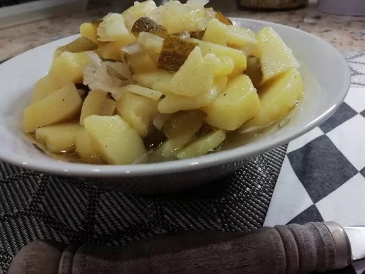 Cibuľovo zemiakový šalát, klasický recept
