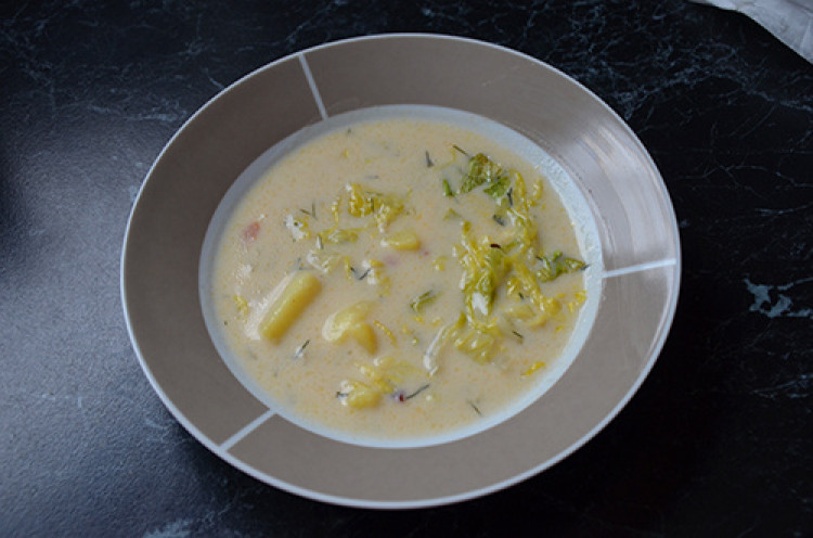 Šalátová polievka so zemiakmi, top recept na krémovú polievku