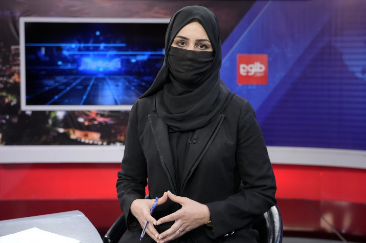 Taliban kontroluje moderátorky, či majú zakryté tváre