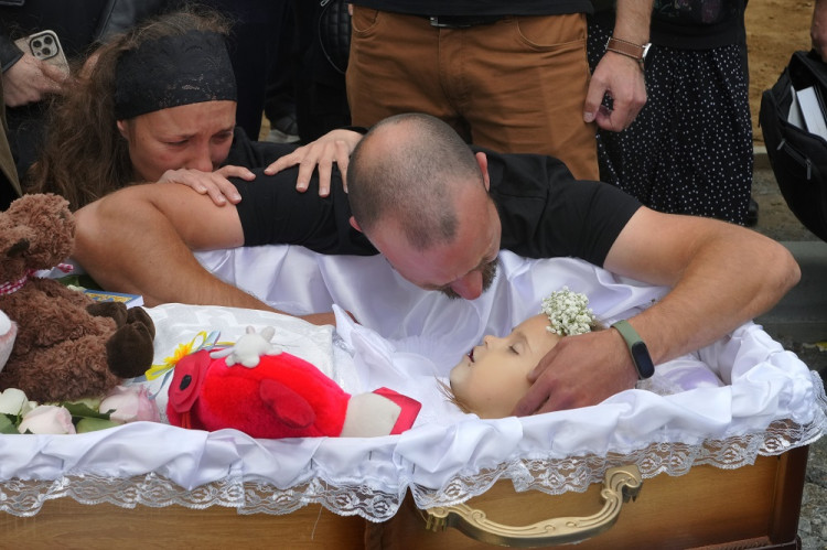 Rodina pochovala 4-ročnú Lizu zabitú pri ruskom útoku