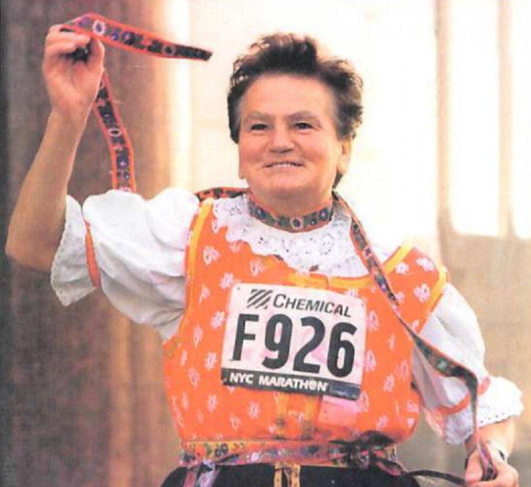 Ľudmila Šunová, legendárna slovenská bežkyňa, zabehla 115 maratónov, väčšinu z nich v kroji