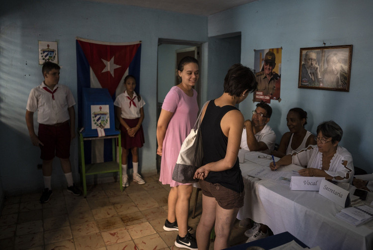Kubánci schválili v referende zavedenie manželstiev osôb rovnakého pohlavia